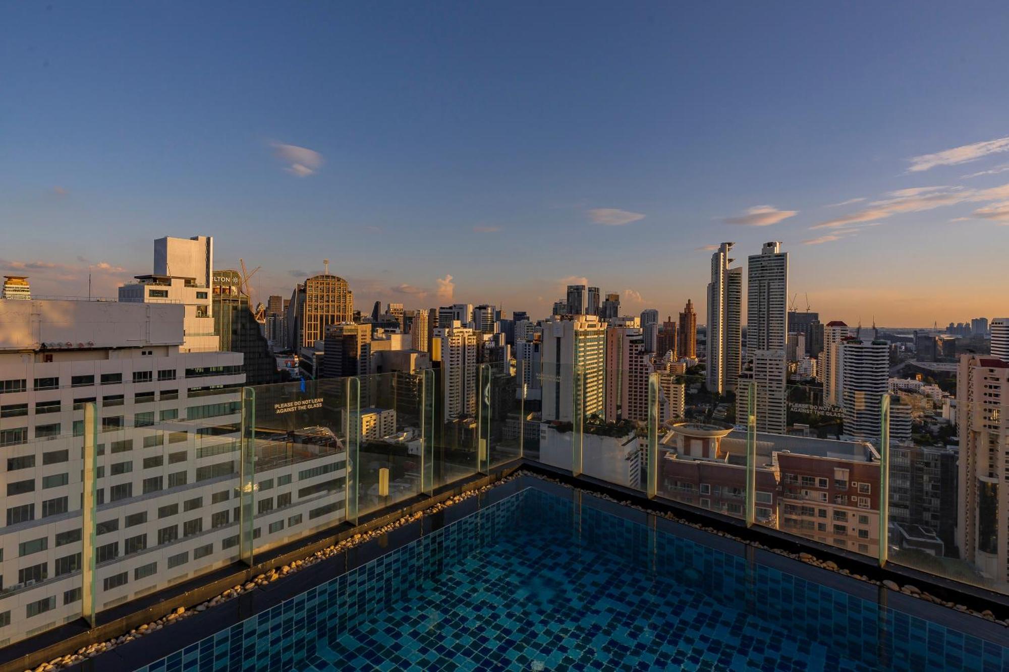 The Continent Hotel Sukhumvit - Asok Bts Bangkok By Compass Hospitality Buitenkant foto